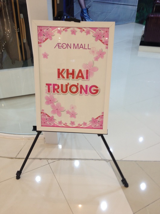 standee-tan-phu-standee-chu-a-khung-chu-a-khung-treo-anh-ke-treo-tranh-khung-standee-ba-chan-ke-standee-chu-a-standee.jpg